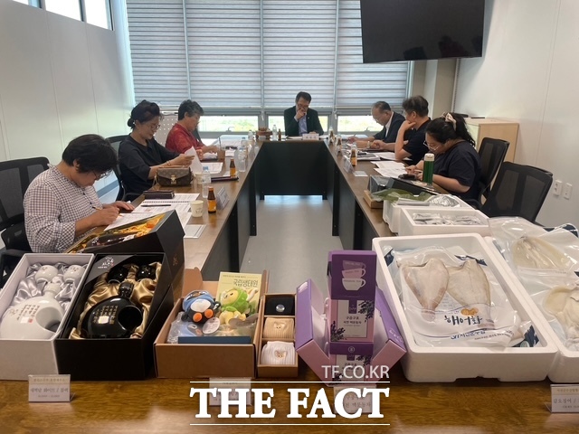 서천군이 고향사랑기부제 답례품 선정위원회를 개최해 새로운 품목을 선정하고 있다. /서천군