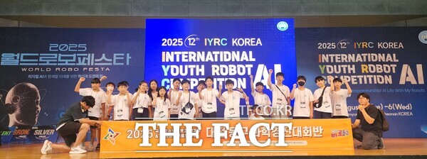 대전 동구 IYRC 과학경진대회반 학생들이 월드로봇페스타 입상 후 기념촬영하고 있는 모습 /대전 동구