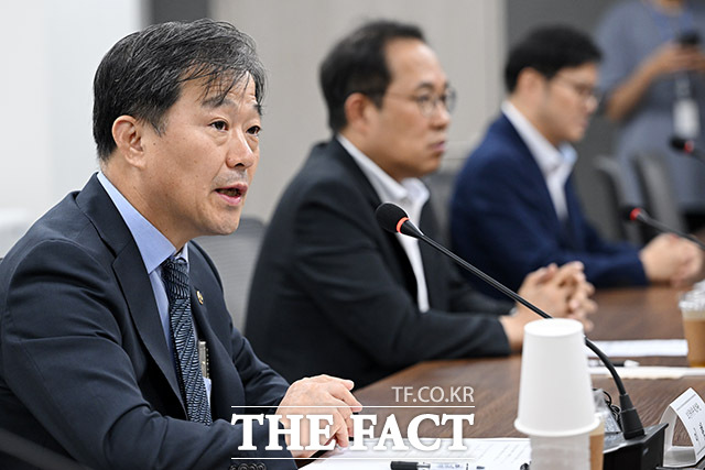 수련협의체 회의에서 모두발언하는 이형훈 보건복지부 제2차관(왼쪽).