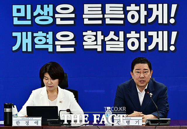 김병기 더불어민주당 원내대표가 21일 국회에서 열린 정책조정회의에서 원내에 경제형벌민사책임합리화 TF를 바로 출범시키겠다고 밝혔다. /배정한 기자