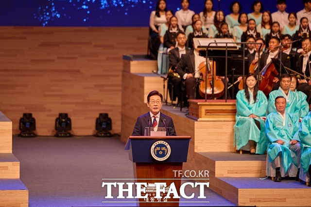 이재명 대통령은 일본 요미우리 신문과 인터뷰에서 북핵 문제를 두고 1단계는 핵과 미사일 동결, 2단계는 축소, 3단계는 비핵화라고 단계별 정책 방향을 제시했다. 이 대통령이 15일 오후 오전 서울 종로구 세종문화회관에서 열린 80주년 광복절 경축식에서 경축사를 하고 있다. /대통령실