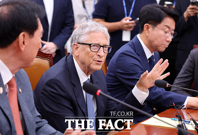 빌 게이츠 게이츠재단 이사장이 21일 오후 서울 여의도 국회 외교통일위원회에서 열린 한국의 글로벌 조건 기여와 리더십 간담회에 참석해 발언을 하고 있다. /국회사진기자단