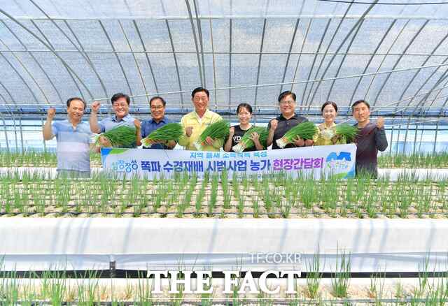 장성군이 쪽파 수경재배 시범사업 농가 현장간담회를 개최하고 기념사진을 찍고 있다./장성군