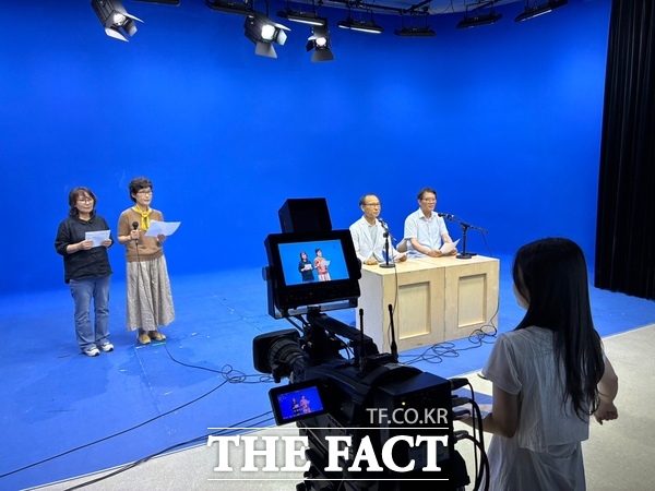 대덕구노인종합복지관이 21일 대전시청자미디어센터에서 노인역량활용사업 ‘실버미디어서포터즈’와 ‘찾아가는스마트경로당서포터즈’ 참여자 24명을 대상으로 미디어체험 활동을 진행했다./대덕구노인종합복지관