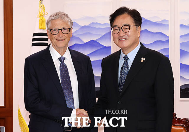 우원식 국회의장과 빌 게이츠 게이츠재단 이사장이 21일 서울 여의도 국회 본청 의장실에서 환담에 앞서 기념촬영을 하고 있다. /국회사진기자단