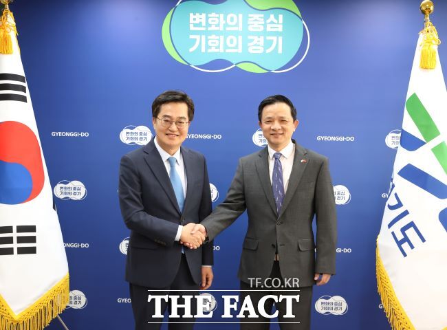 21일 오후 김동연 도지사가 서울 중앙협력본부에서 다이빙(戴兵) 주한 중국대사와 만나 기념 촬영을 하고 있다./경기도