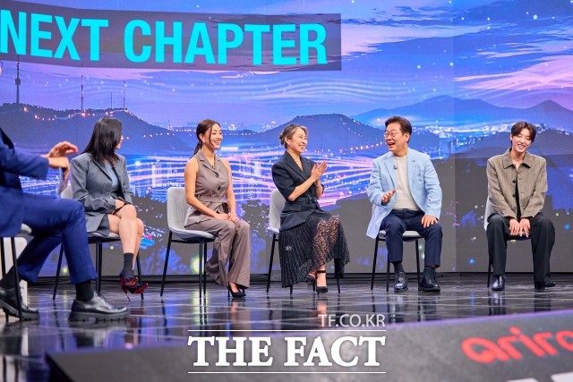 케데헌의 인상적인 캐릭터를 묻는 질문에 이 대통령은 저승사자와 호랑이 더피라고 답하며 웃음을 보이고 있다.뉴시스