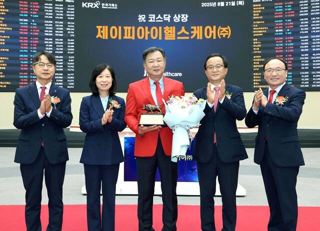 21일 한국거래소 서울사옥 홍보관에서 열린 제이피아이헬스케어 코스닥시장 상장기념식에서 (왼쪽부터) 김대영 한국IR협의회 부회장, 이미현 한국거래소 코스닥시장본부장보, 김진국 제이피아이헬스케어 대표이사, 구성민 키움증권 전무, 강왕락 코스닥협회 부회장 등이 기념 촬영을 하고 있다. /한국거래소