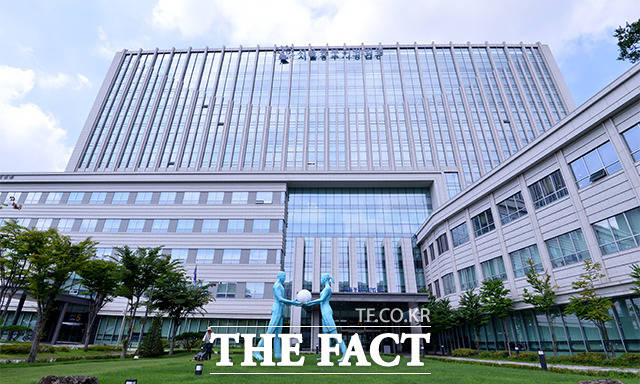 서울동부지법 형사1단독 김상우 판사는 21일 대외무역법 위반 혐의 등 혐의로 기소된 김유미 대표와 영업부장 등 임직원 5명에 대한 첫 공판기일을 열었다. /이선화 기자