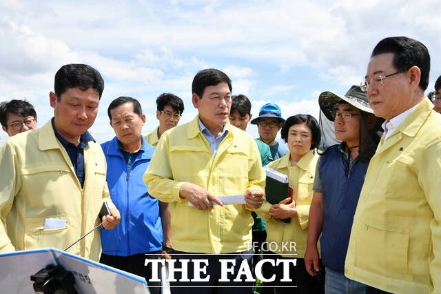 김영록 전남도지사가 삼지리 딸기농가 하우스를 방문해 피해현장을 둘러보고 있다./담양군
