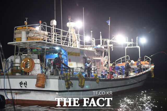 평화광장에서 갈치낚시 선박이 출항하고 있다./목포시