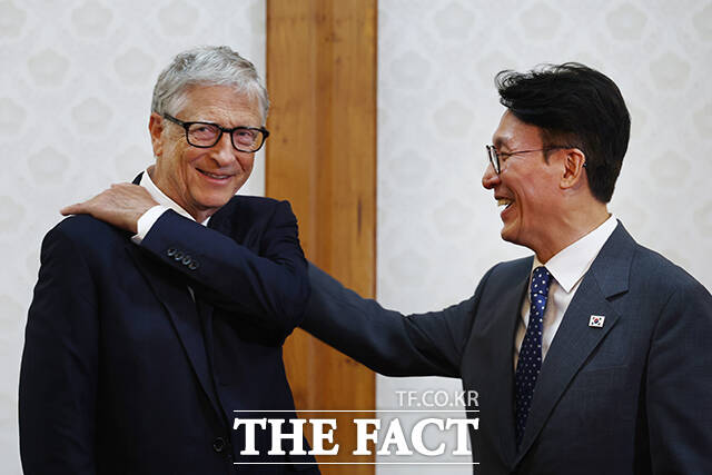 김민석 국무총리가 21일 오전 빌게이츠(Bill Gates) 게이츠재단 이사장과의 오찬회담을 앞두고 빌 게이츠 이사장의 어깨에 묻은 먼지를 떼어 주고 있다 ./청사사진기자단