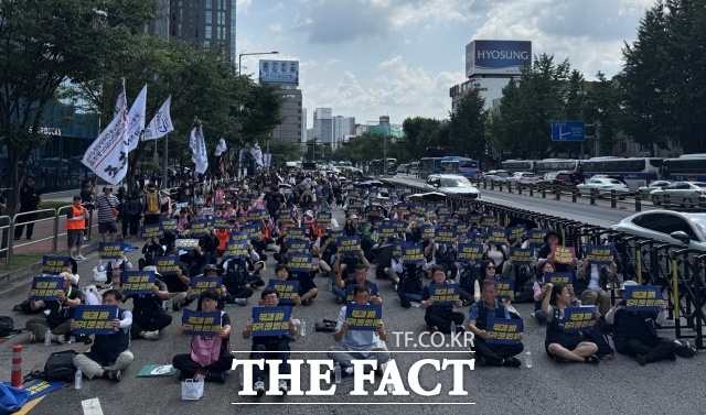전국민주노동조합총연맹 전국공공운수사회서비스노조(공공운수노조)는 21일 오후 2시 서울 용산구 서울역 12번 출구 앞에서 비정규직 투쟁 결의대회를 열고 정부에 공공부문 비정규직 노동자 정규직 전환 약속 이행을 요구했다. /김형준 기자