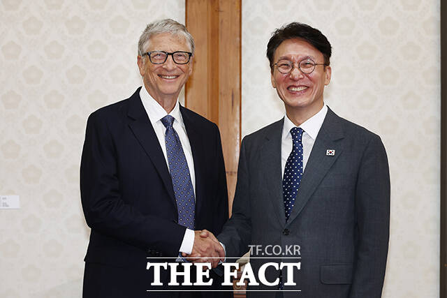 김민석 국무총리(오른쪽)가 21일 오전 서울 종로구 삼청동 국무총리 서울공관에서 열린 빌 게이츠(Bill Gates) 게이츠재단 이사장과의 오찬회담을 앞두고 기념촬영을 하고 있다. /청사사진기자단