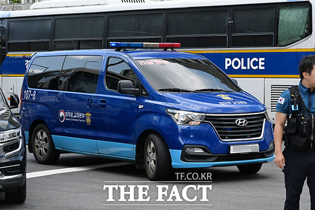자본시장법 위반 등 혐의로 구속 수감된 윤석열 전 대통령 부인 김건희 씨가 21일 오후 서울 종로구 KT광화문빌딩 웨스트에 마련된 민중기 특검 사무실에 호송차를 타고 출석하고 있다. /서예원 기자