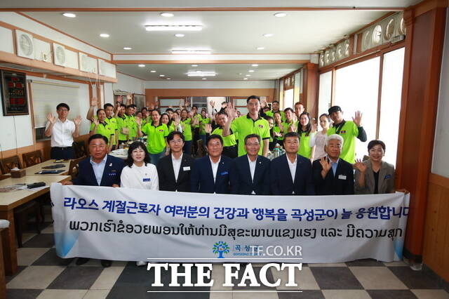 곡성군이 2025 공공형 계절근로자 출국 행사를 개최하고 있다./곡성군
