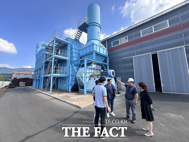 영광군이 환경오염물질 배출사업장을 점검하고 있다./영광군