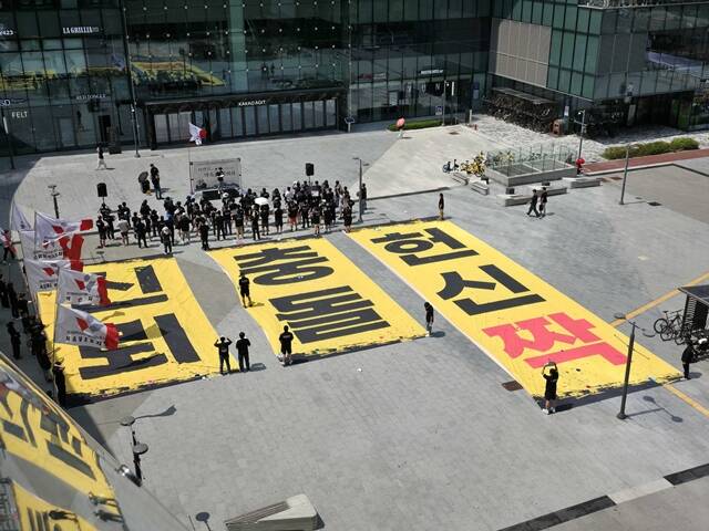 카카오 노동조합(크루유니언)이 21일 낮 12시 경기 성남 판교아지트 앞에서 경영쇄신 시즌2, 카카오 약속을 지켜라 집회를 열고 있다. /크루유니언