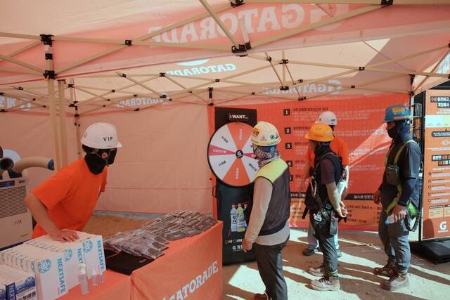 한화 건설부문은 지난 20일 대전하수처리장 현대화 공사현장에서 롯데칠성음료와 온열질환 대응 공동 캠페인을 진행했다고 21일 밝혔다. /한화 건설부문