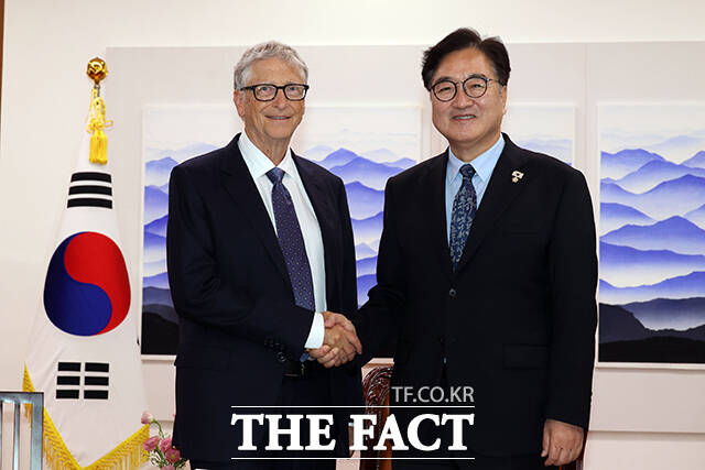 방한 중인 마이크로소프트(MS) 창업자 빌 게이츠 게이츠재단 이사장(왼쪽)과 우원식 국회의장이 21일 오후 서울 여의도 국회의장실에서 만나 환담을 나누기 전 기념사진 촬영을 하고 있다. /국회사진기자단