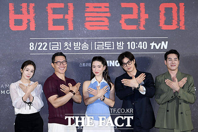 배우 김태희와 대니얼 대 킴, 레이나 하디스티, 김지훈, 션 리차드(왼쪽부터)가 21일 오전 서울 용산구 CGV 용산 아이파크몰에서 열린 아마존 프라임 비디오 시리즈 버터플라이 기자간담회에 참석해 포즈를 취하고 있다. /남용희 기자