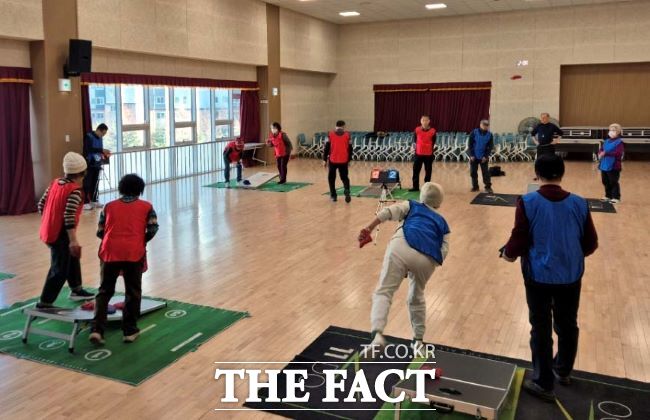 론볼 즐기는 시흥시 노인들 모습 /시흥시