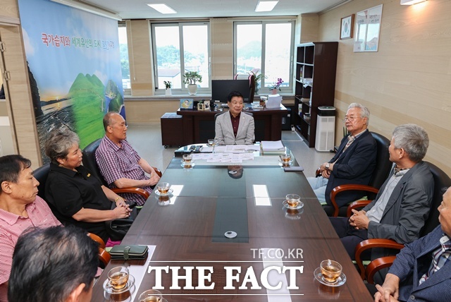 이상근 고성군수가 시장상인회와의 소통 간담회를 갖고 있다. /고성군