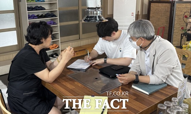 고창식품산업연구원이 지난 18일부터 정례적인 현장 방문을 시작해 지역 농가와 식품기업을 찾아 애로사항을 청취하고 협력 방안을 논의하는 소통 행보를 이어가고 있다. /고창군