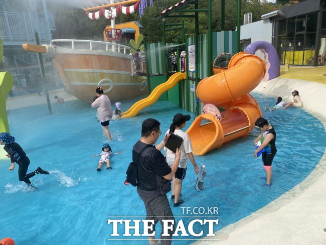 물놀이형 놀이시설 안전 점검 모습./과천시