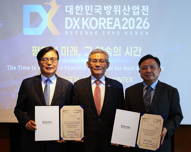 권평오 전 KOTRA 사장(왼쪽)과 박한기 전 합참의장이 DX KOREA 2026 조직위원회 위촉장을 들고 사진 촬영을 하고 있다. /DX KOREA 2026