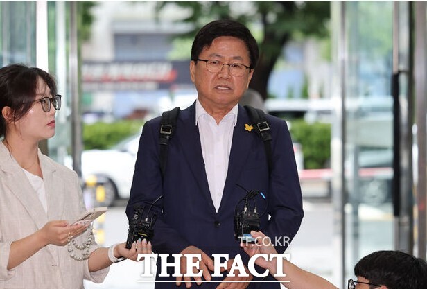 최교진 사회부총리 겸 교육부 장관 후보자가 지난 14일 오전 서울 여의도 한국교육시설안전원에 마련된 인사청문회 준비 사무실로 출근하며 취재진 질의에 답하고 있다./뉴시스