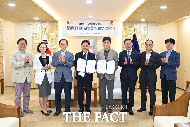 조용익 부천시장(오른쪽 4번째)이 한백통일재단과 중앙아시아 교육·협력 업무협약을 체결했다. /부천시