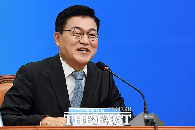 내란 사건을 수사하는 조은석 특별검사팀이 노상원 전 국군정보사령관과 김건희 여사 일가의 측근 김 모 씨가 연관돼 있다는 의혹을 제기한 신용한 전 서원대 석좌교수를 참고인으로 불러 조사하고 있다. 신 전 교수가 지난해 2월 서울 여의도 국회에서 열린 더불어민주당 인재환영식에서 인사말을 하고 있다./남용희 기자