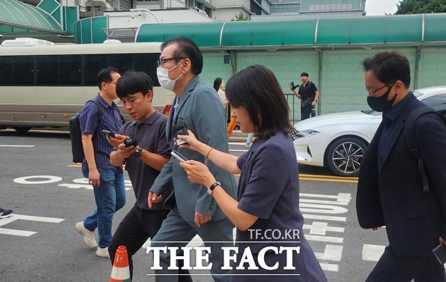 건진법사 전성배 씨가 21일 오전 8시54분 민중기 특별검사팀 사무실이 있는 서울 KT광화문빌딩 웨스트로 들어서고 있다./이윤경 기자