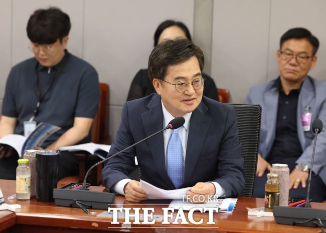 김동연 경기도지사가 21일 국회의원회관에서 열린 AI 경쟁력 강화 토론회에서 미소지으며 발언하고 있다./경기도