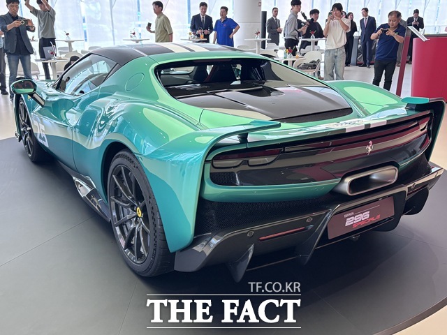 후면부에는 FXX-K와 296 챌린지에서 영감을 얻은 사이드윙(일명 감마 윙)과 새 액티브 스포일러가 적용됐다. /황지향 기자