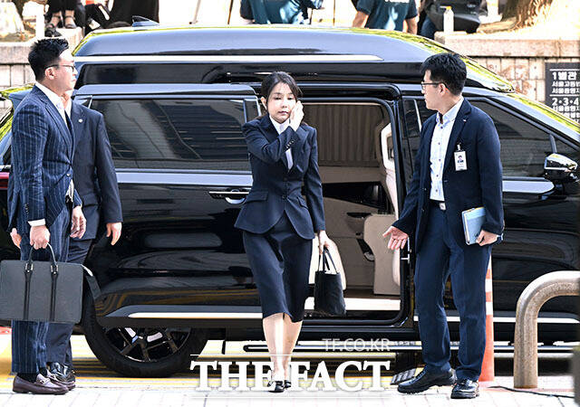 윤석열 전 대통령 부인 김건희 씨가 12일 서울 서초구 서울중앙지법에서 열린 구속 전 피의자 심문(영장실질심사)에 출석하고 있다. 2025.08.12 사진공동취재단