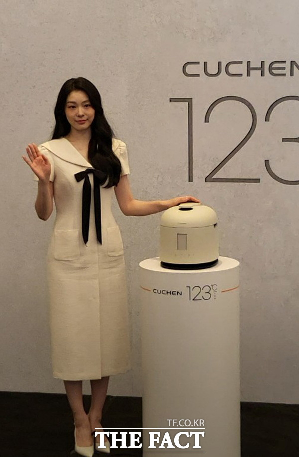 김연아가 서울 강남구 그랜드 인터컨티넨탈 파르니스에서 열린 쿠첸의 123 밥솥 런칭 행사에 참여해 포즈를 취하고 있다. /서울 강남=오승혁 기자
