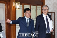  빌 게이츠 이사장에 자리 안내하는 민기 국무총리 비서실장 [포토]