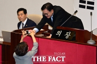  서미화 의원과 인사하는 우원식 의장 [포토]