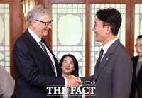  빌 게이츠 이사장과 인사 나누는 김민석 국무총리 [포토]