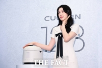  김연아, 밥솥과 함께 '꽃받침' [포토]