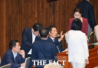  의원들과 대화하는 정청래 대표 [포토]