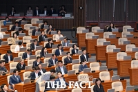  방문진법 본회의 통과 지켜보는 이진숙 방송통신위원장 [포토]