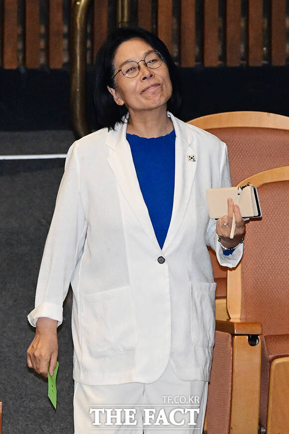 더불어민주당 주도로 국민의힘이 반대 했던 방송 3법 중 마지막 법안인 EBS법이 통과됐다.