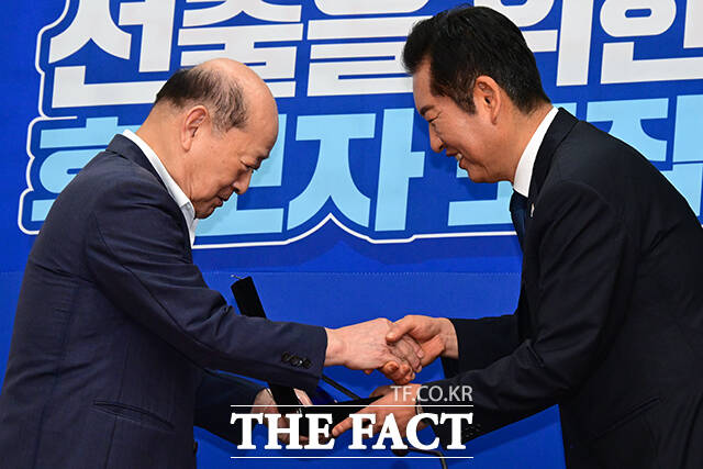 정청래 더불어민주당 대표(오른쪽)가 22일 서울 여의도 국회에서 윤석열 전 대통령 국회 탄핵소추단 법률대리인단 송두환 전 국가인권위원장에게 감사패를 전달하고 있다. /국회=남윤호 기자