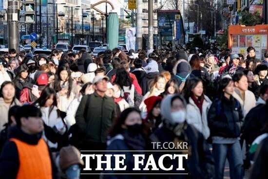 지난 3월 지드래곤 공연이 열리는 고양종합운동장을 방문하기 위해 모여든 군중들의 모습./고양시