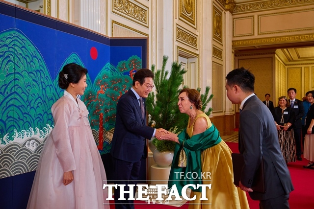 이재명 대통령이 24~27일 중국 특사단을 파견한다. 이 대통령이 15일 오후 청와대 영빈관에서 개최한 주한 외교단 만찬 행사에서 참석자와 인사를 나누고 있다. /대통령실