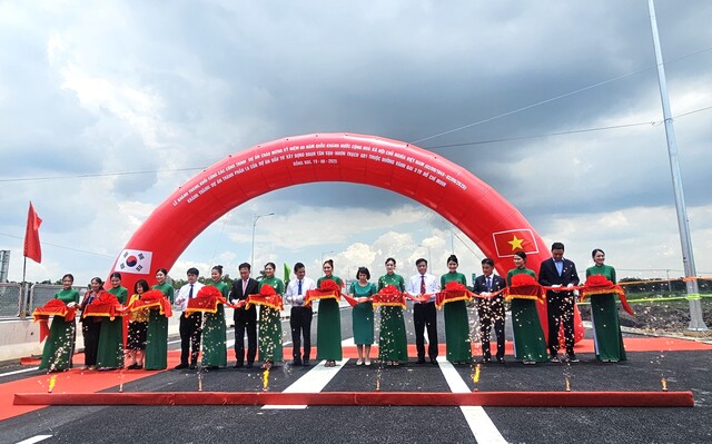 동부건설은 호치민시와 동나이주를 연결하는 떤반~년짝 도로 건설 2공구 준공하고 지난 19일 개통 기념식을 개최했다고 22일 밝혔다. /동부건설