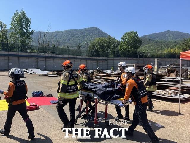 근로복지공단 자료에 따르면 조선 3사의 사고성 산재 승인 건수는 △2020년 315건 △2021년 374건 △2022년 490건 △2023년 617건 △2024년 702건으로 최근 5년 새 꾸준히 증가했다. 지난해 고성의 한 조선소에서 선박 구조물에 작업자 2명이 깔려 소방당국이 구조활동을 하고 있는 모습./경남소방본부